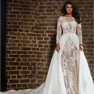 Autumn Silk beautiful gown never worn size 38 purchased from Eva’s Bridal